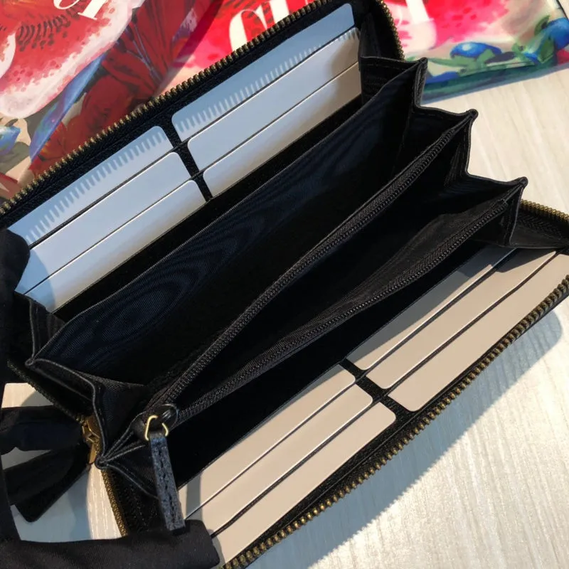 Gucci   Luxury Bags  881